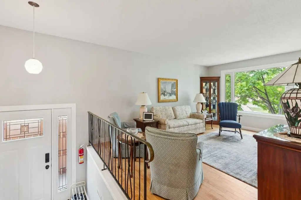 232 Thames Close NW Calgary AB T2K 5N4