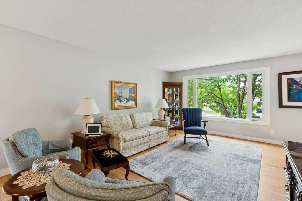 232 Thames Close NW Calgary AB T2K 5N4