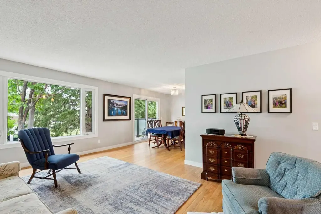 232 Thames Close NW Calgary AB T2K 5N4