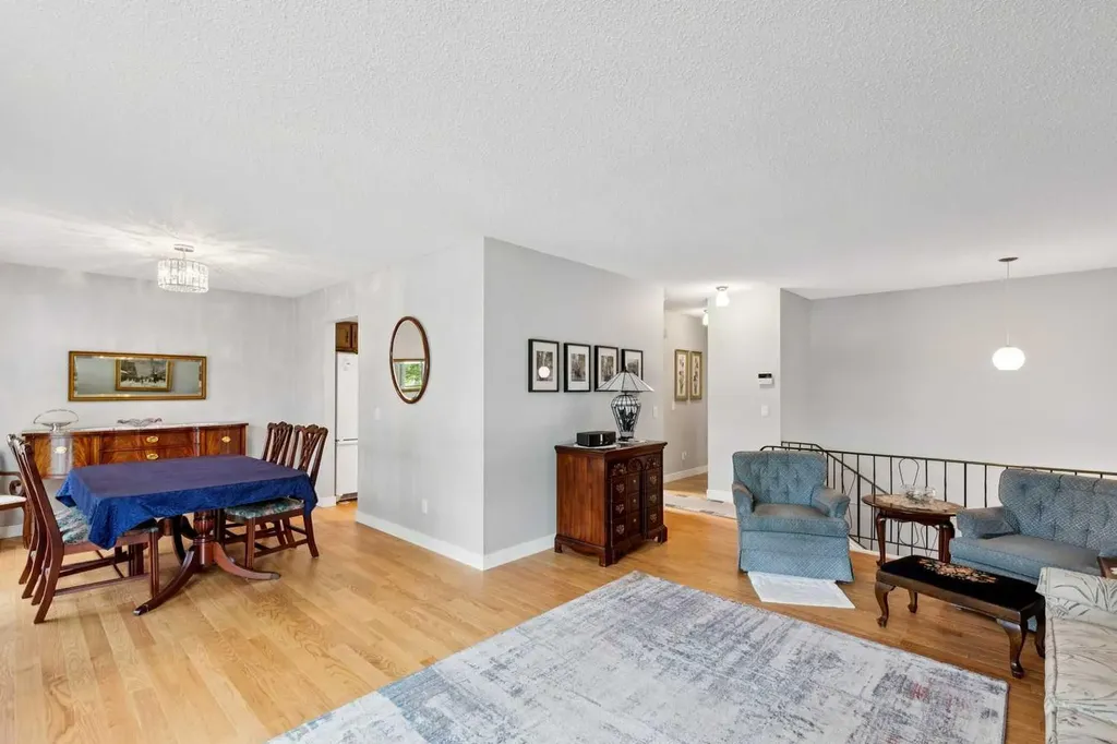 232 Thames Close NW Calgary AB T2K 5N4