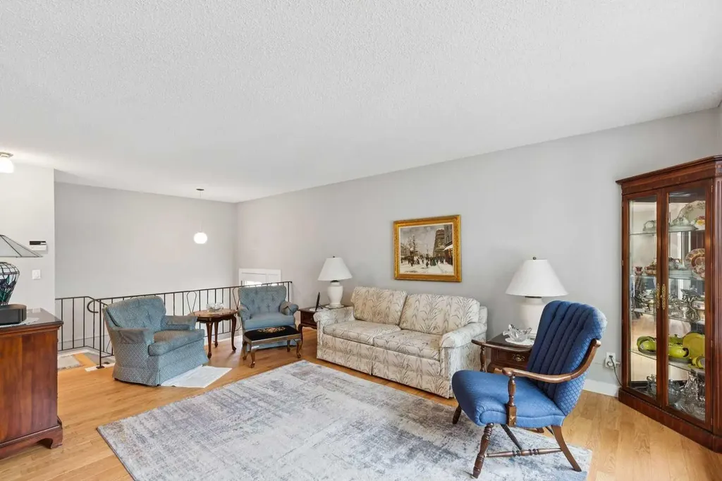 232 Thames Close NW Calgary AB T2K 5N4
