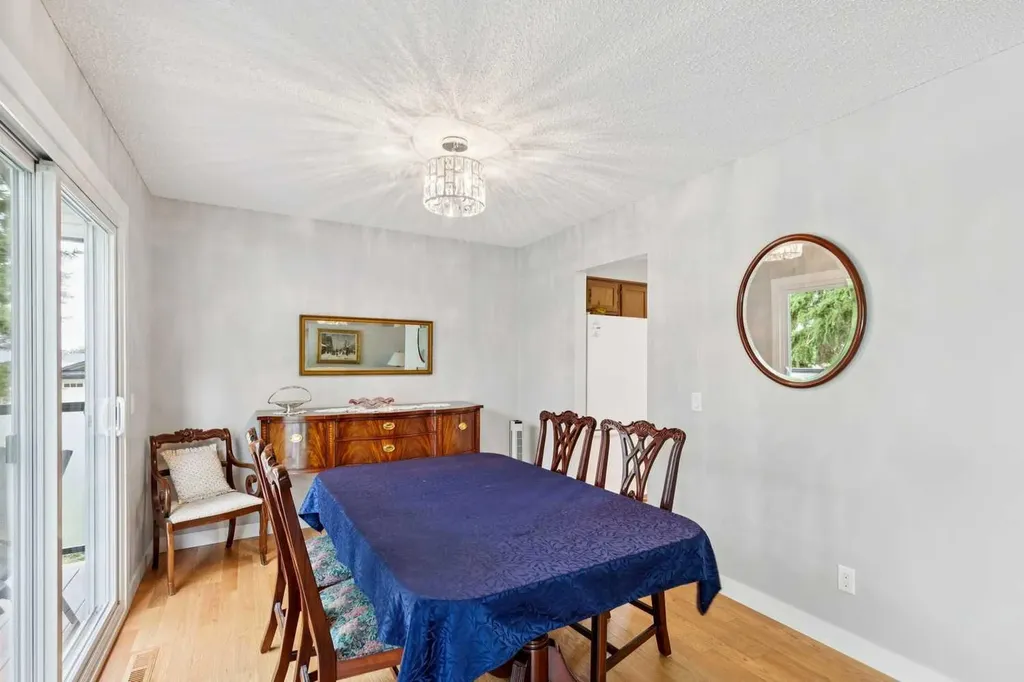 232 Thames Close NW Calgary AB T2K 5N4
