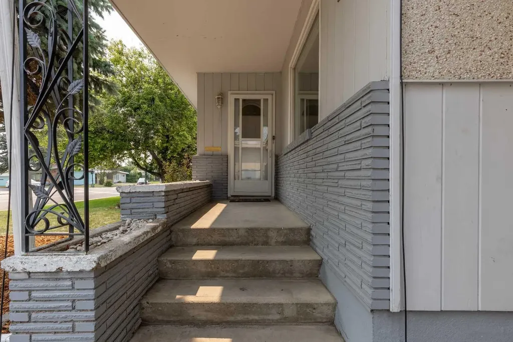 2005 16 Avenue S Lethbridge AB T1K 0Z4