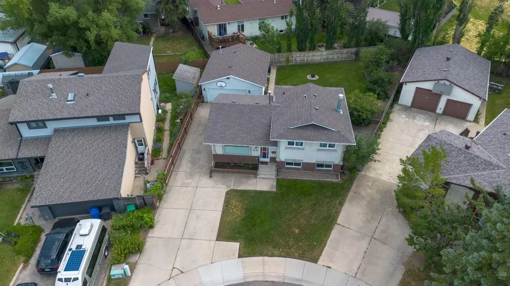 46 Oxford Road W Lethbridge AB T1K 4V4