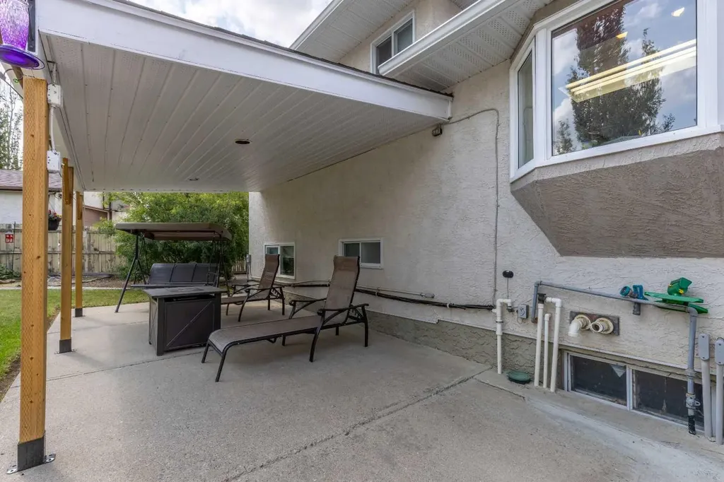 46 Oxford Road W Lethbridge AB T1K 4V4