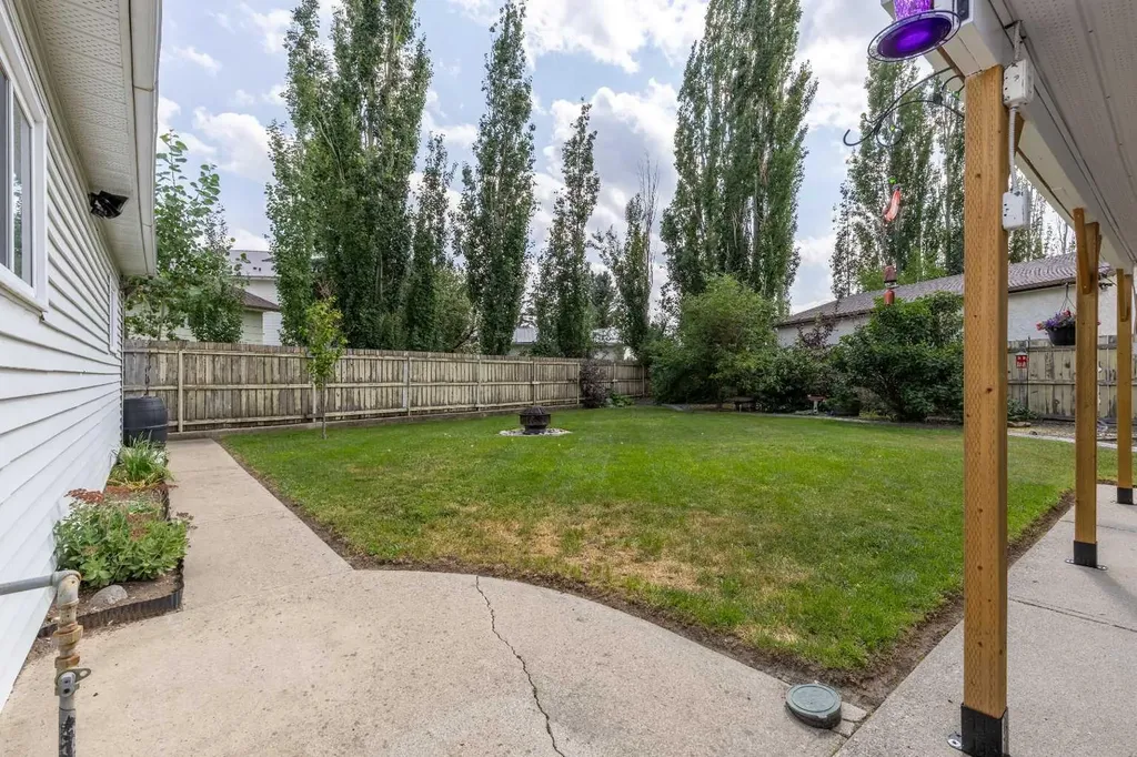 46 Oxford Road W Lethbridge AB T1K 4V4
