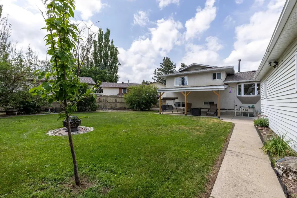 46 Oxford Road W Lethbridge AB T1K 4V4