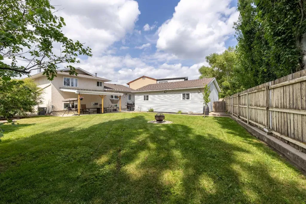 46 Oxford Road W Lethbridge AB T1K 4V4