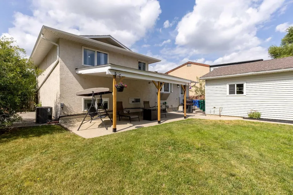46 Oxford Road W Lethbridge AB T1K 4V4