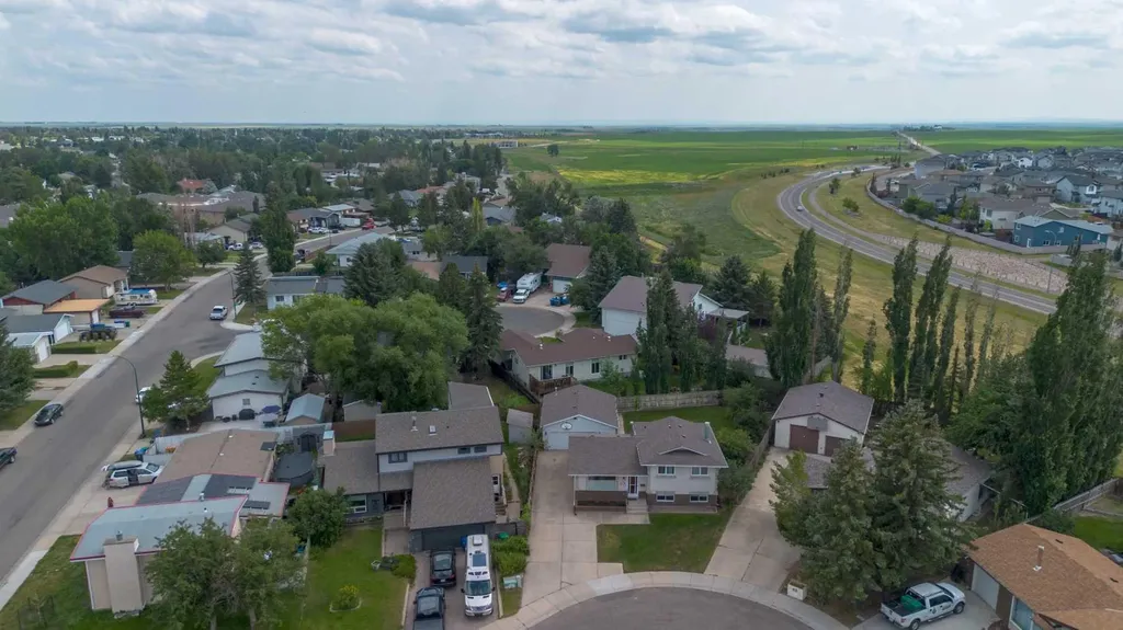 46 Oxford Road W Lethbridge AB T1K 4V4