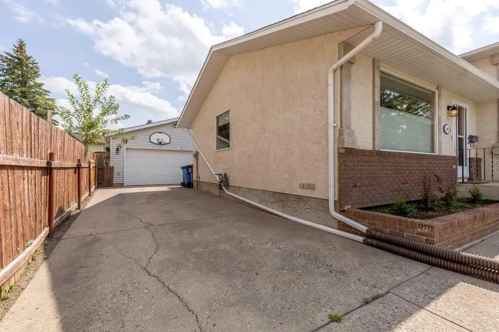 46 Oxford Road W Lethbridge AB T1K 4V4
