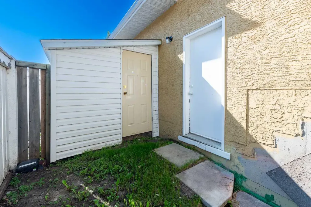 98 Del Ray Road NE Calgary AB T1Y 6V6