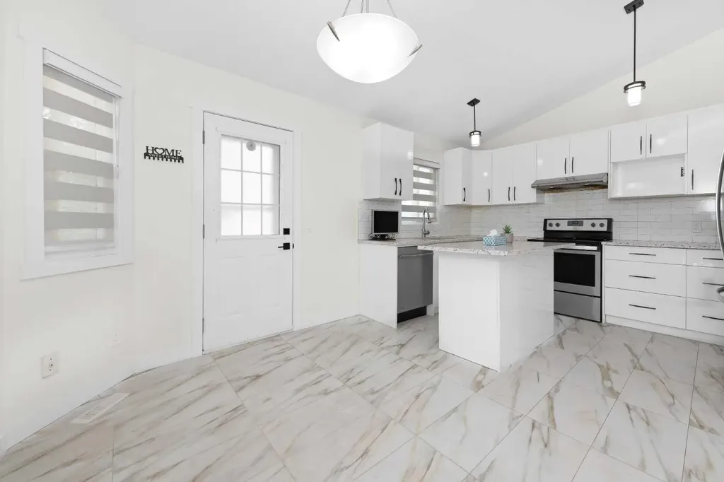 98 Del Ray Road NE Calgary AB T1Y 6V6