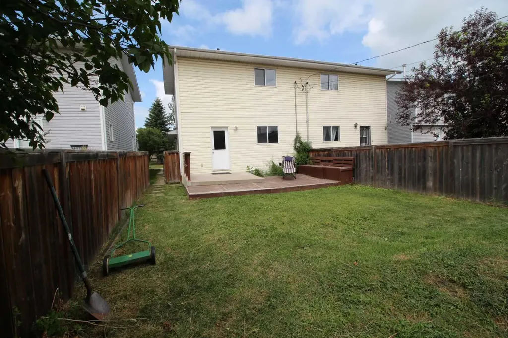 1019 Smith Avenue Crossfield AB T0M 0S0