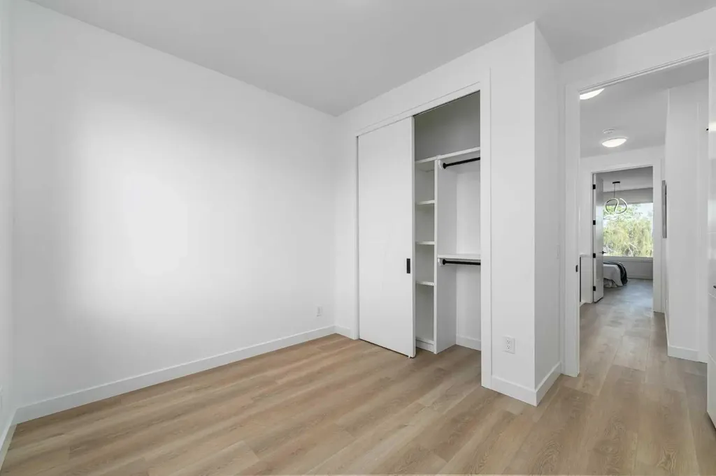 421 Hendon Drive NW Calgary AB T2K 2A1
