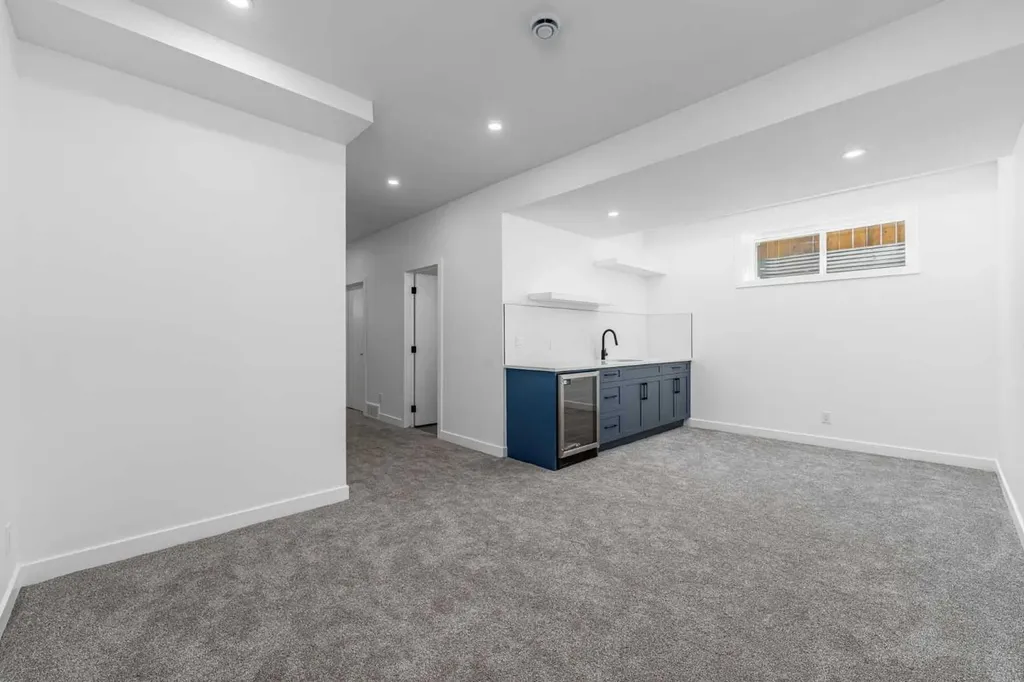 421 Hendon Drive NW Calgary AB T2K 2A1