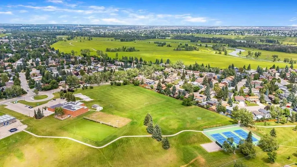 14736 Deerfield Drive SE Calgary AB T1J 5Y1