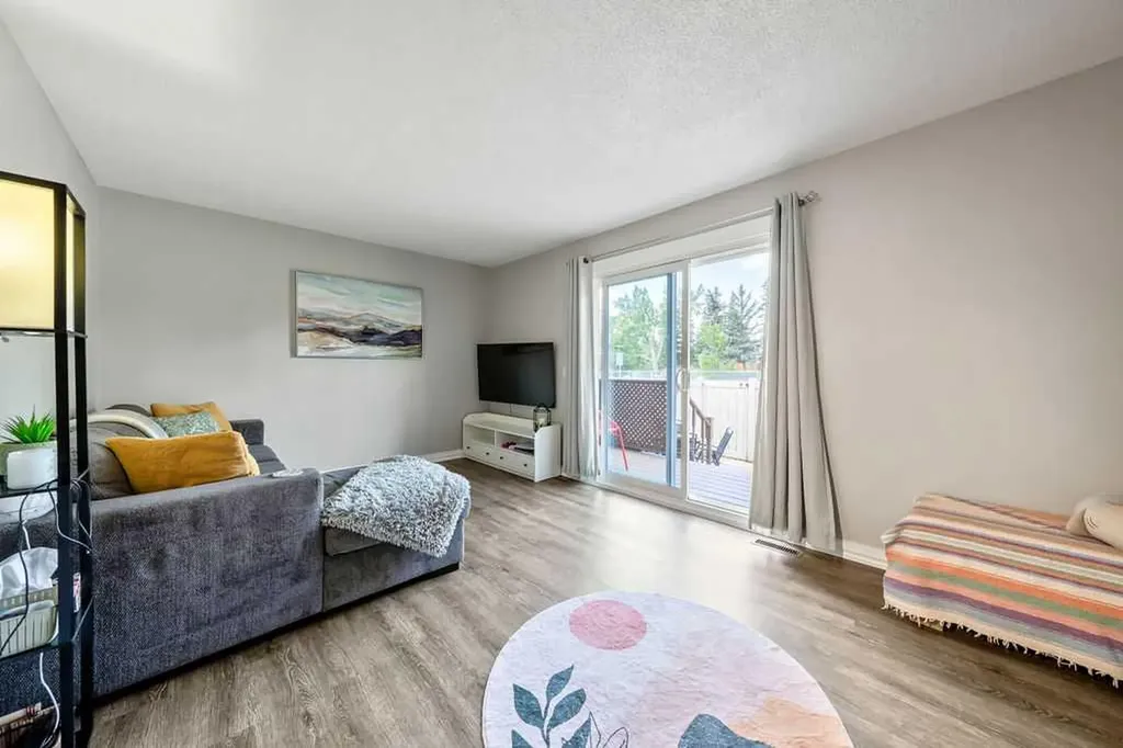 14736 Deerfield Drive SE Calgary AB T1J 5Y1