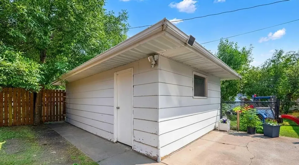 1522 20 Avenue Didsbury AB t0m0w0