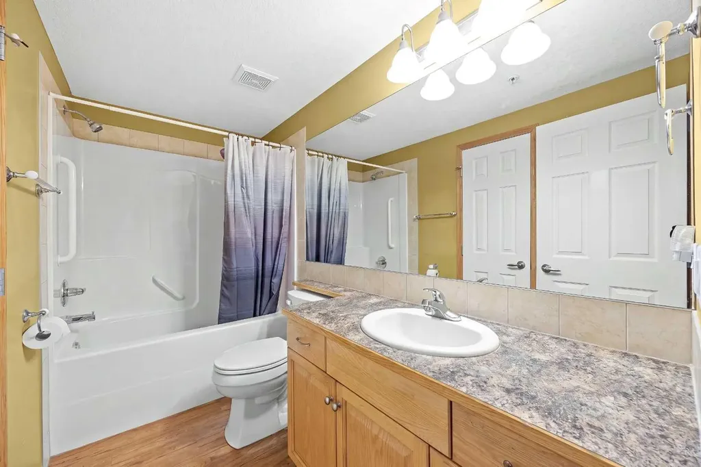 15 Everstone Drive SW Calgary AB T2Y5B5