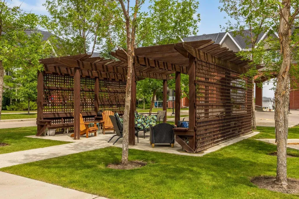 15 Everstone Drive SW Calgary AB T2Y5B5