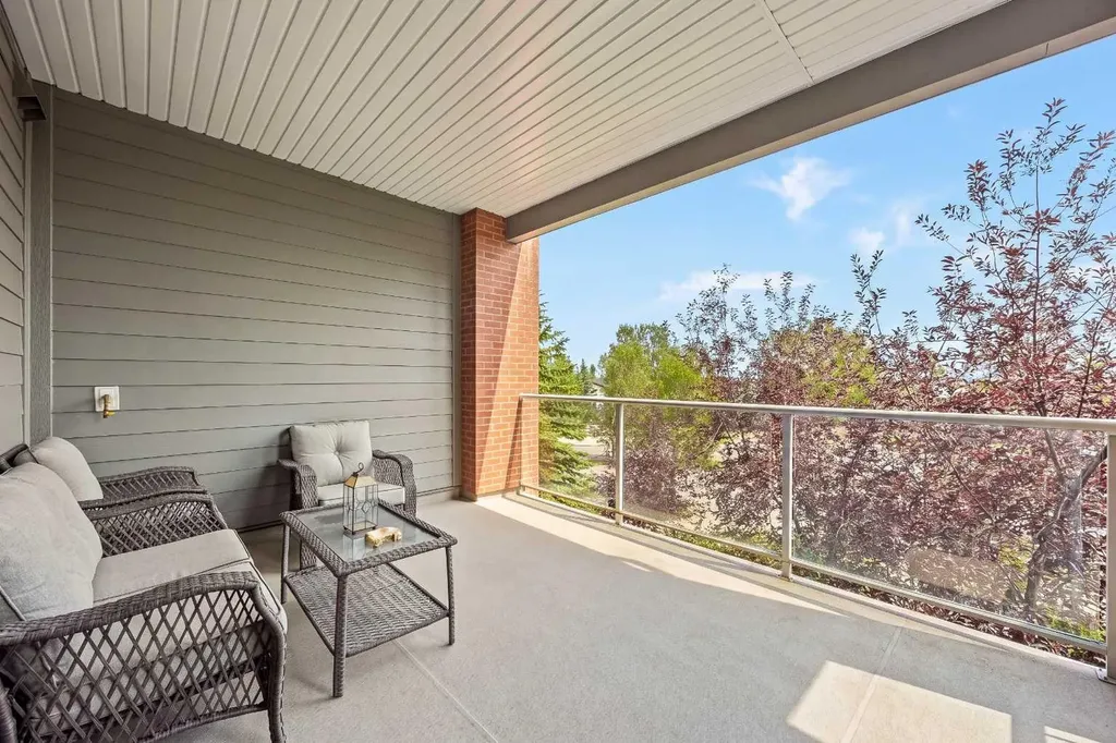 15 Everstone Drive SW Calgary AB T2Y5B5