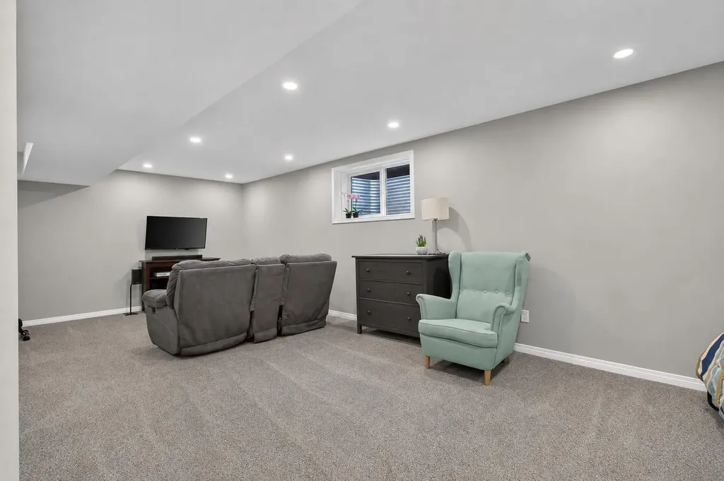 150 Osborne Rise SW Airdrie AB T4B 4A3