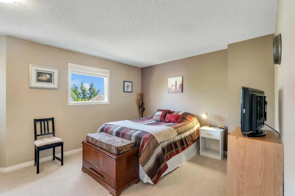 156 Canoe Drive SW Airdrie AB T4B 2Z3