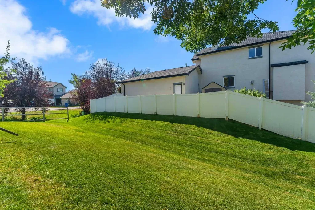 156 Canoe Drive SW Airdrie AB T4B 2Z3
