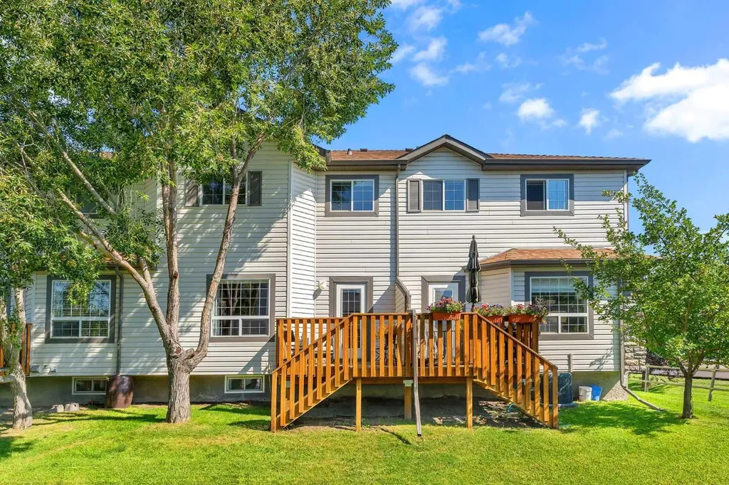 156 Canoe Drive SW Airdrie AB T4B 2Z3