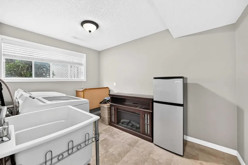 11335 Braeside Drive SW Calgary AB T2W 2V6
