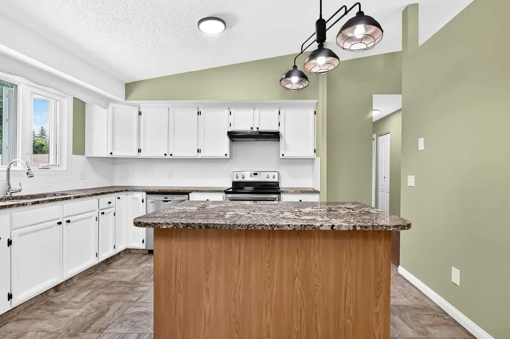 11335 Braeside Drive SW Calgary AB T2W 2V6