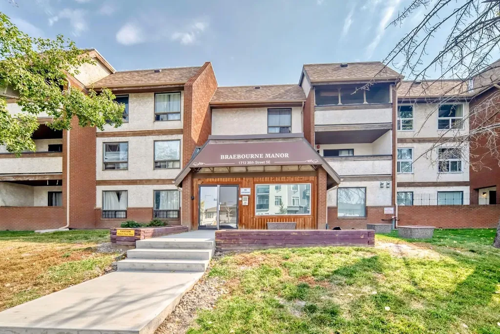 1712 38 Street SE Calgary AB T2X 3H3