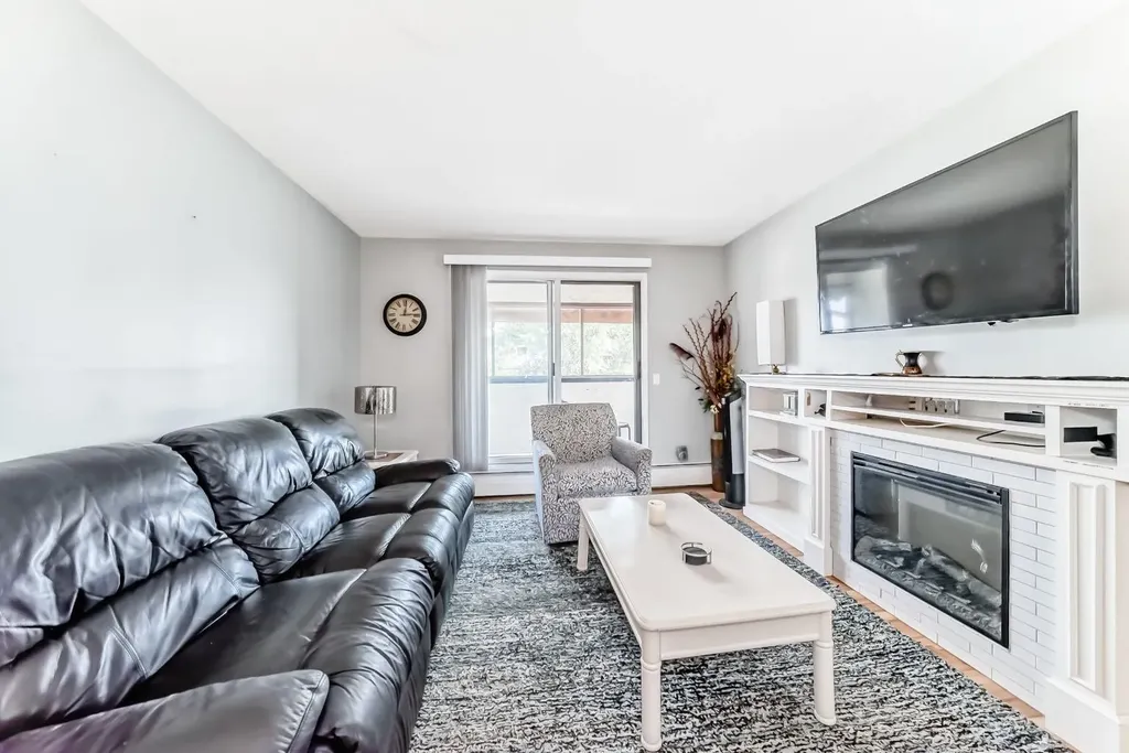 1712 38 Street SE Calgary AB T2X 3H3