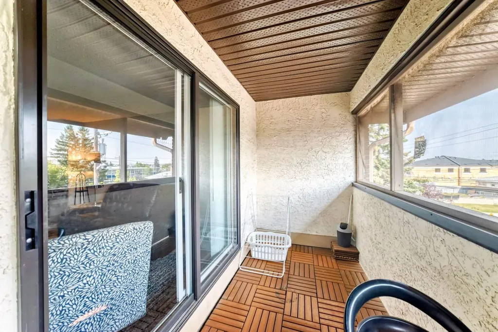 1712 38 Street SE Calgary AB T2X 3H3