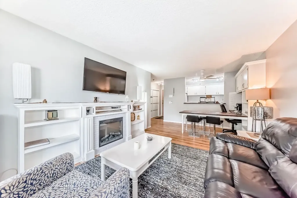 1712 38 Street SE Calgary AB T2X 3H3
