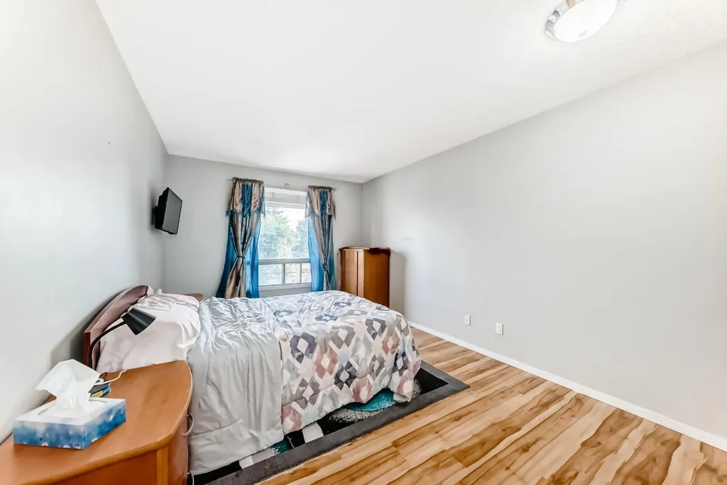 1712 38 Street SE Calgary AB T2X 3H3