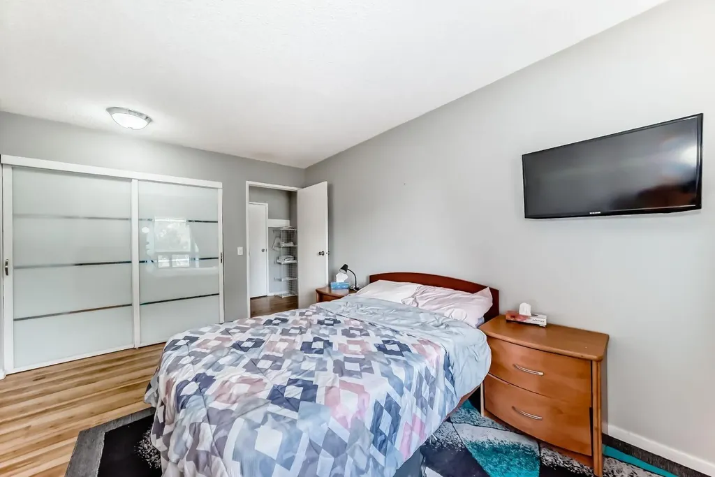 1712 38 Street SE Calgary AB T2X 3H3