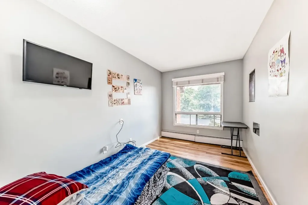 1712 38 Street SE Calgary AB T2X 3H3
