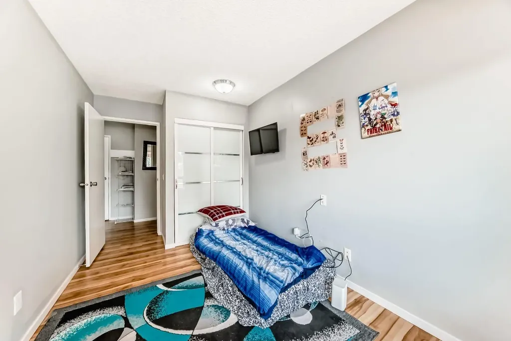 1712 38 Street SE Calgary AB T2X 3H3