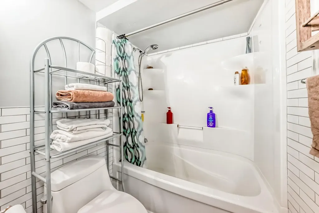 1712 38 Street SE Calgary AB T2X 3H3