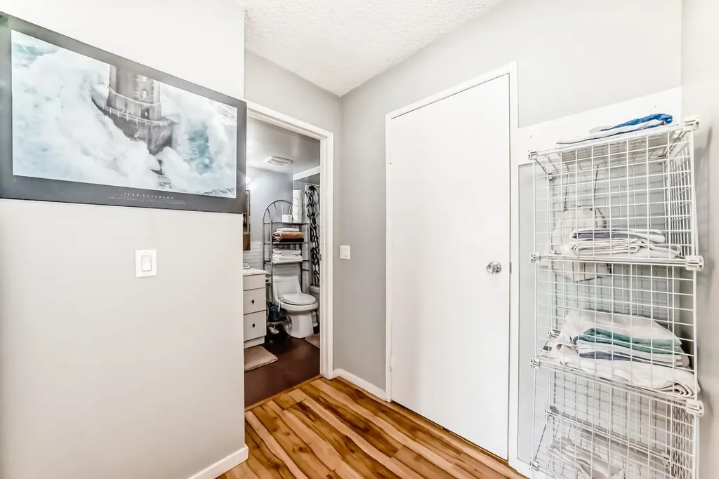1712 38 Street SE Calgary AB T2X 3H3