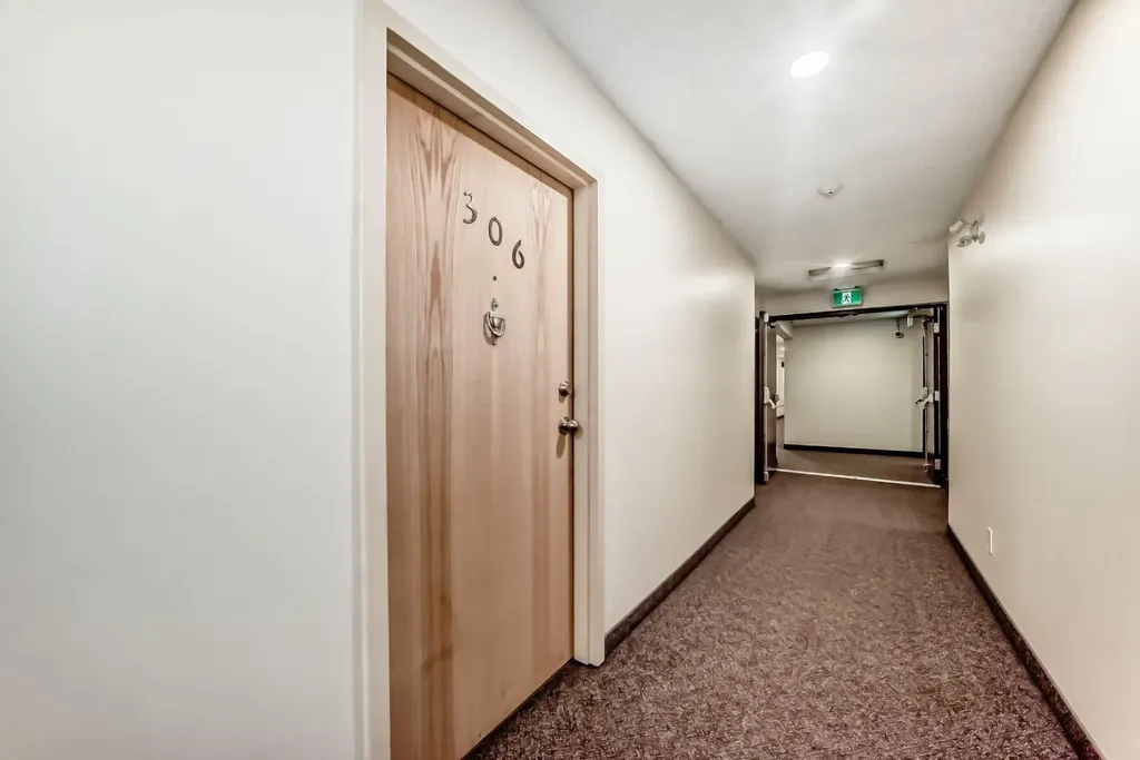 1712 38 Street SE Calgary AB T2X 3H3