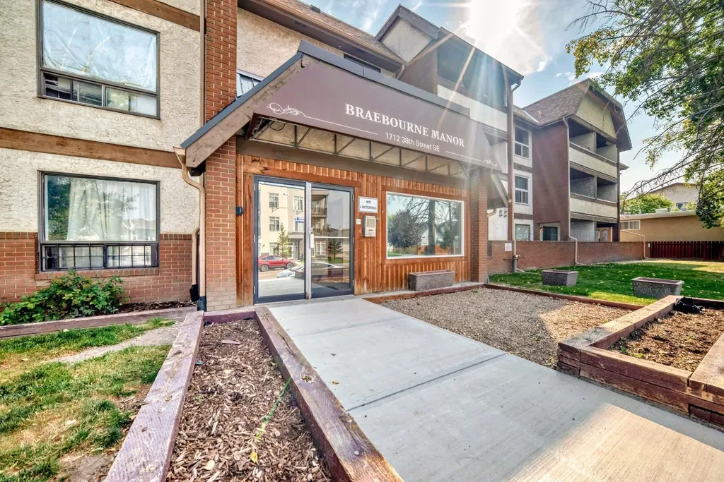 1712 38 Street SE Calgary AB T2X 3H3