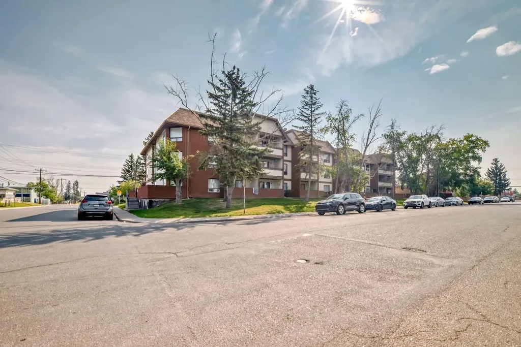 1712 38 Street SE Calgary AB T2X 3H3