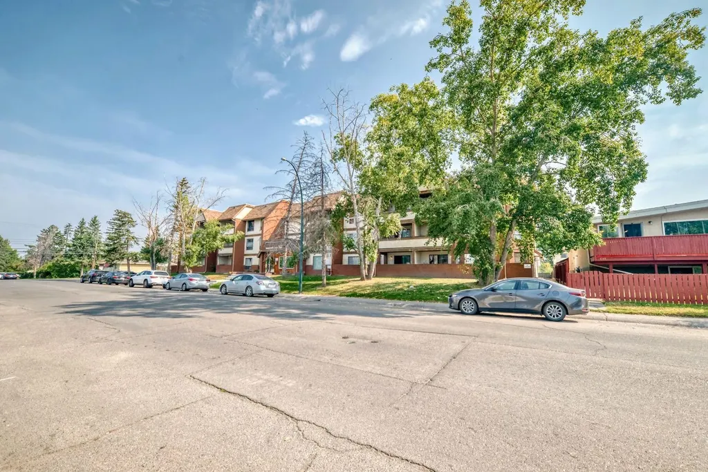 1712 38 Street SE Calgary AB T2X 3H3