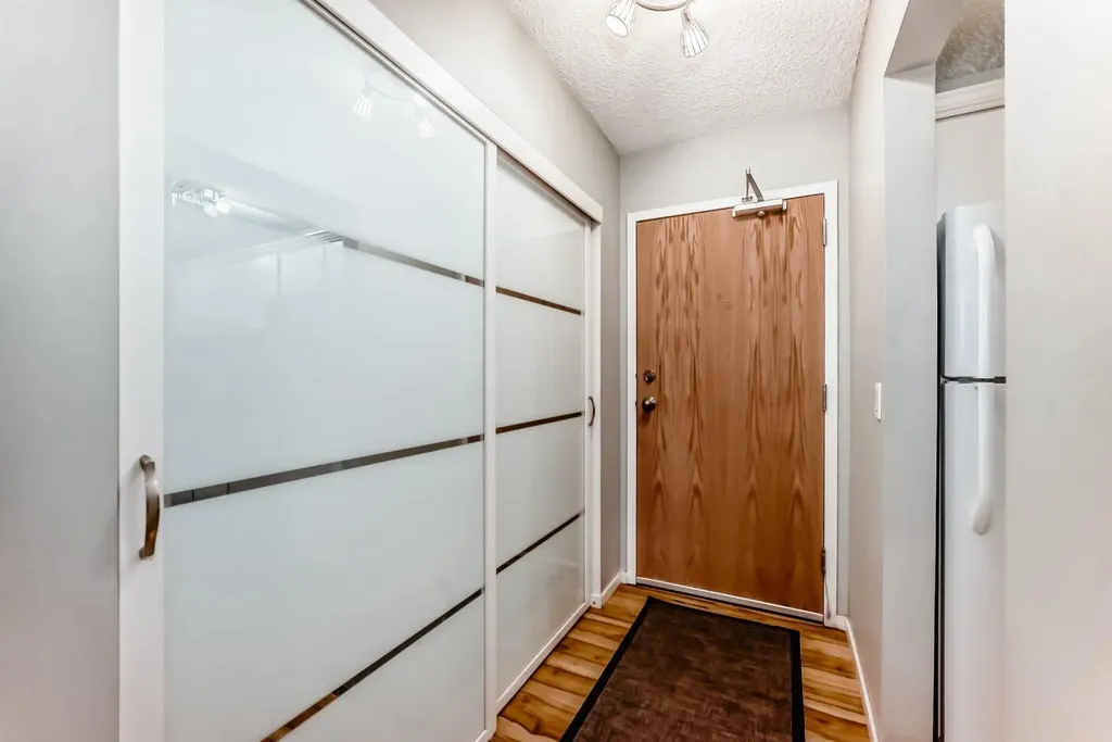 1712 38 Street SE Calgary AB T2X 3H3