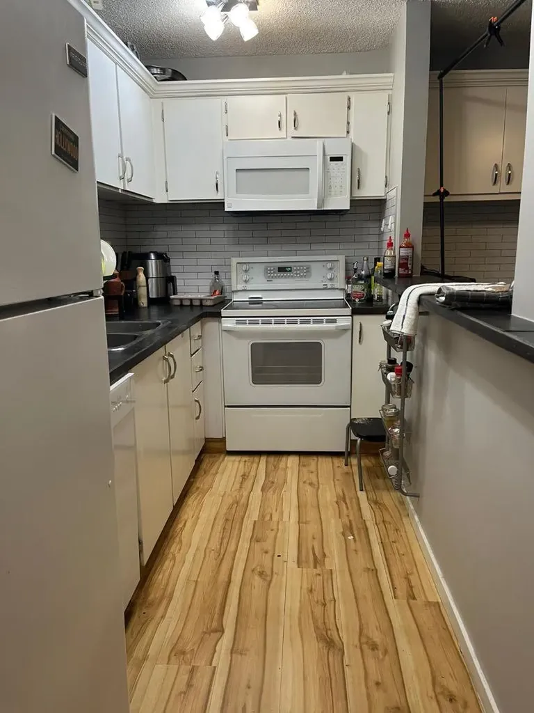 1712 38 Street SE Calgary AB T2X 3H3
