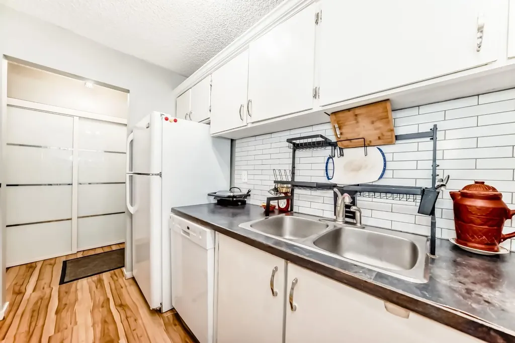 1712 38 Street SE Calgary AB T2X 3H3