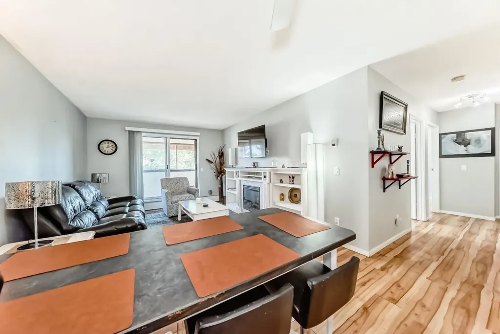 1712 38 Street SE Calgary AB T2X 3H3